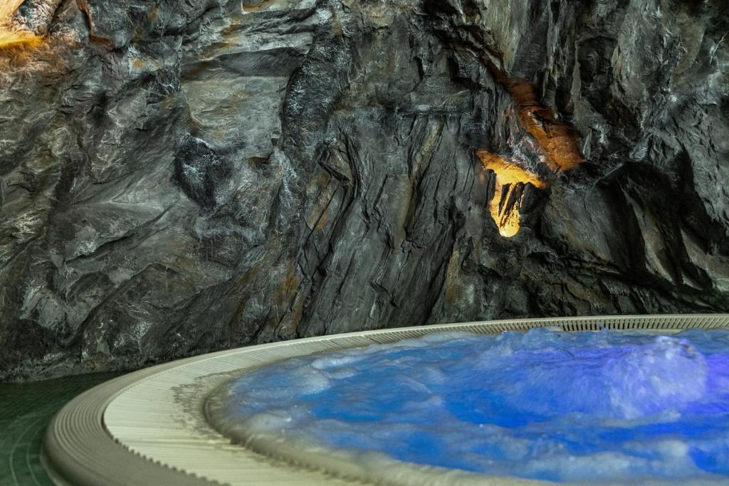 Dziļais akmens bāzes spa ar burbuļvannu un mīkstu zilu apgaismojumu. Ideāli piemērots relaksācijai un atpūtai.