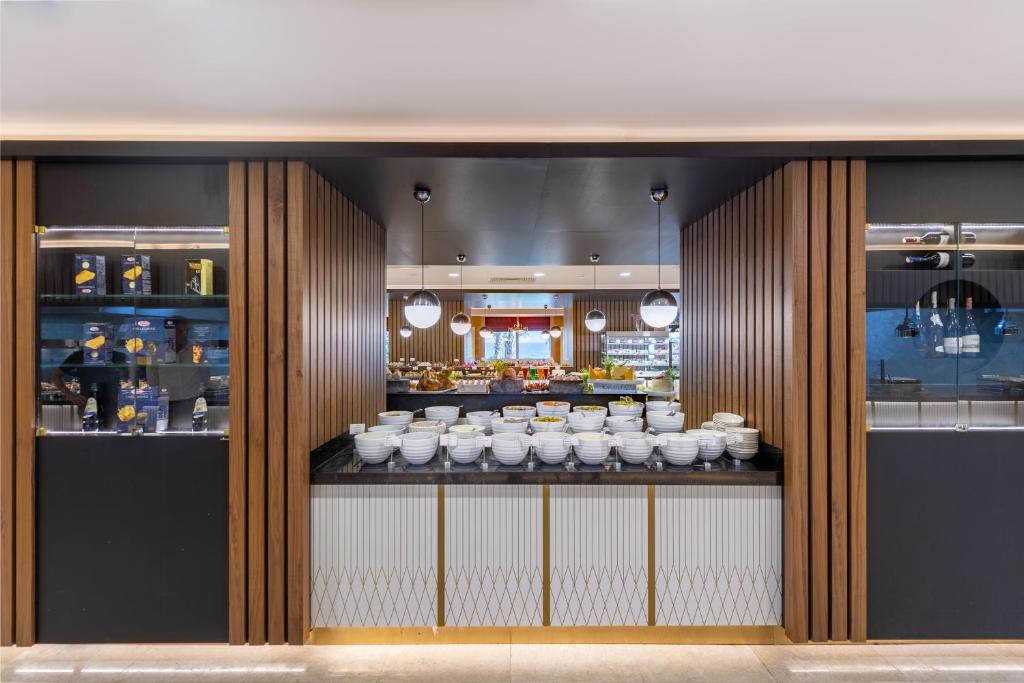 Bufete pie Sentido Kamelya Selin Luxury Resort & SPA ar dažādiem ēdieniem.