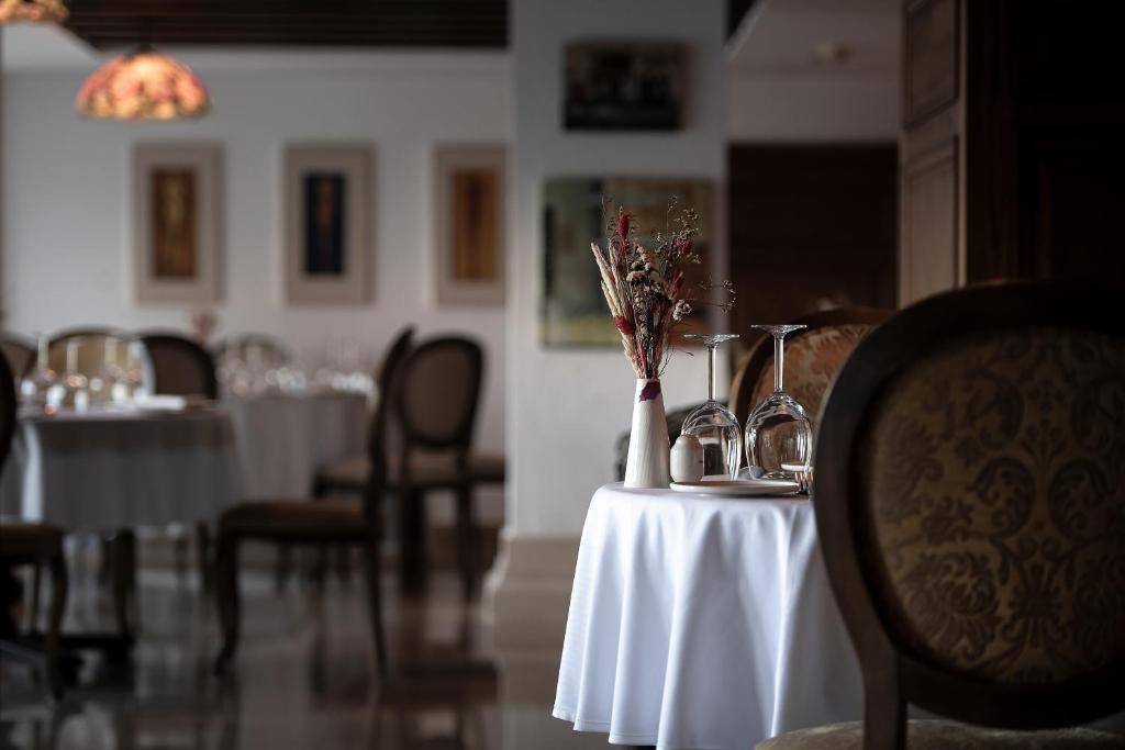 Elegantais restorāns Sentido Kamelya Selin Luxury Resort & SPA ar dekoratīvām ziedu kompozīcijām.