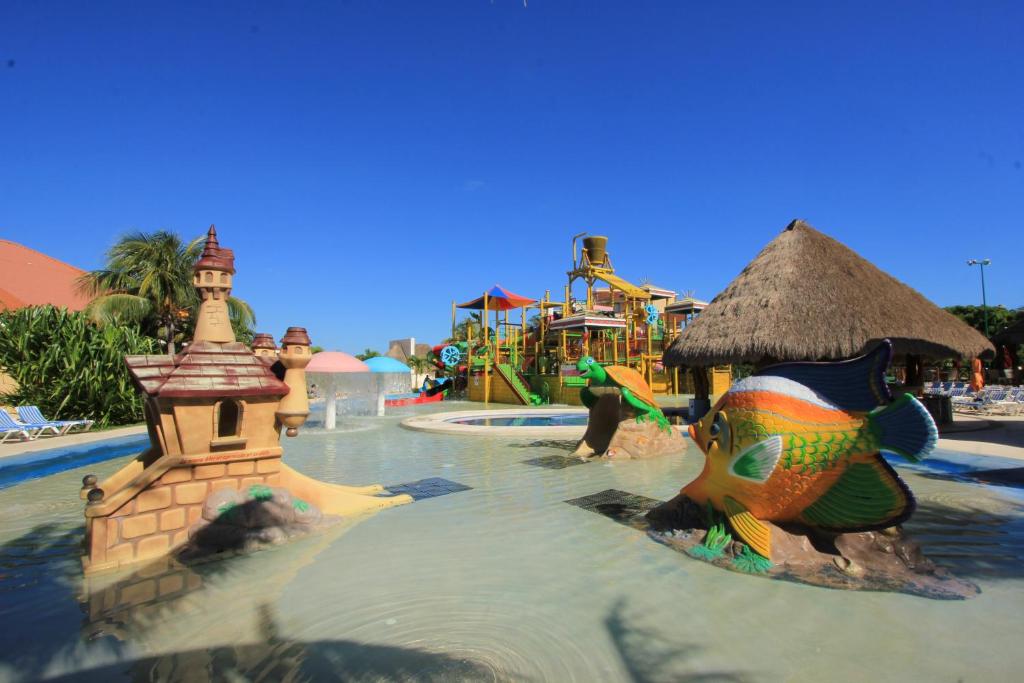 Bērnu ūdens parks All Ritmo Cancun Resort & Waterpark ar rotaļām