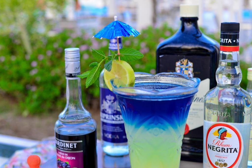 Kokteilis ar citronu un dekoratīvo saulessargu pie One resort aqua park & spa.