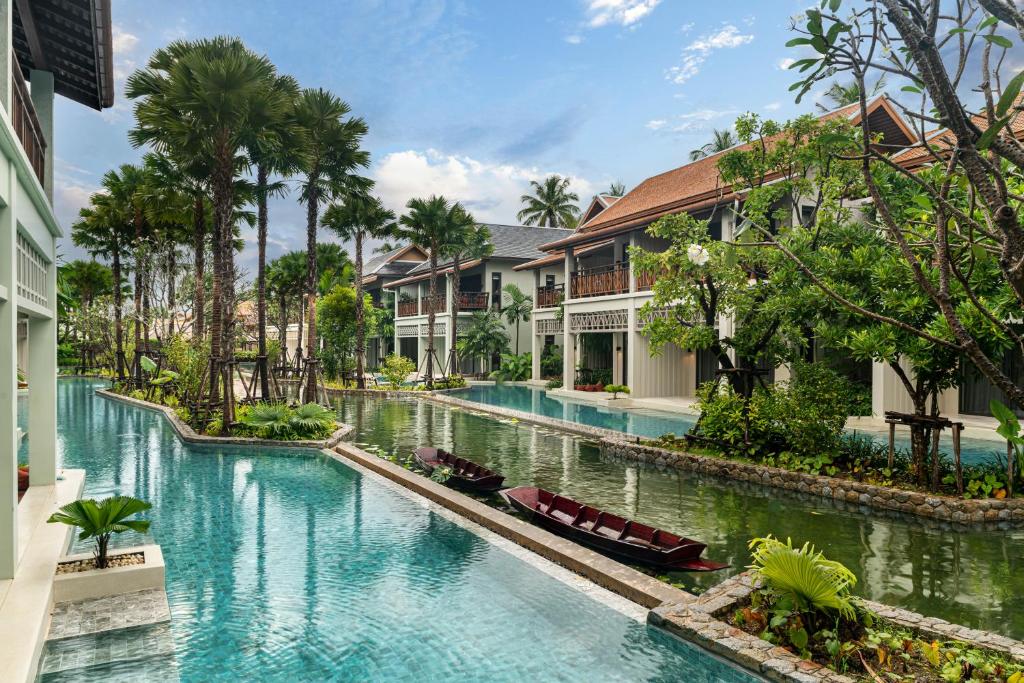 Grand Mercure Khao Lak Bangsak skaists baseins un eksotiski koki