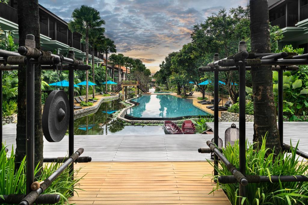 Skats uz baseinu un dārzu Grand Mercure Khao Lak Bangsak