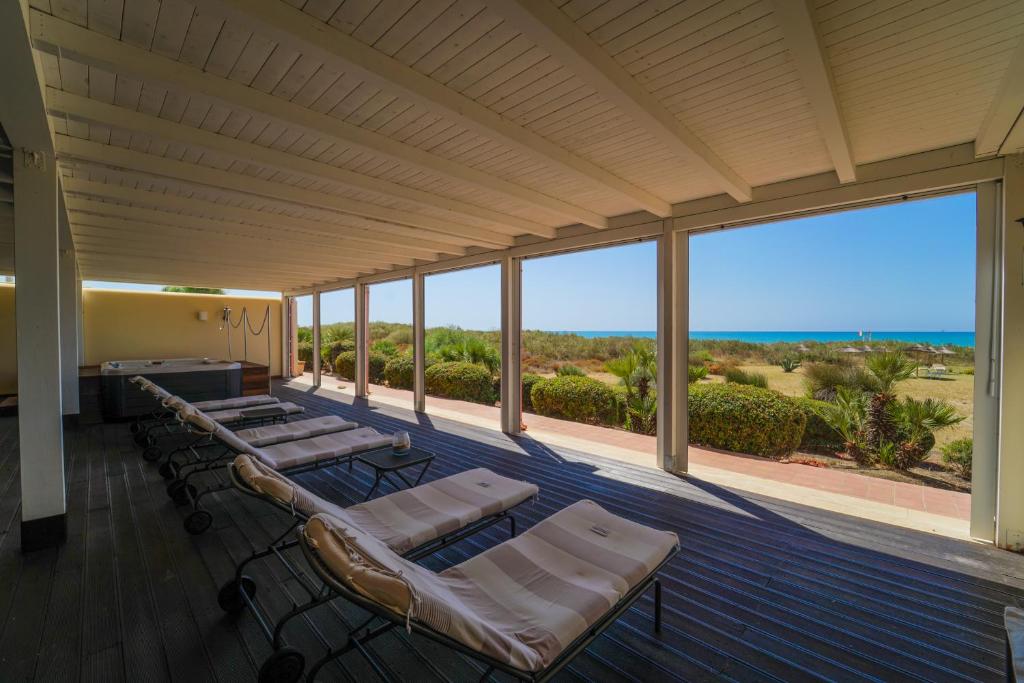 Mūsdienīga atpūtas zona ar saulessargiem un burvīgu skatu uz jūru. Šeit ir pieejams džakuzi un zaļumi apkārtējā ainavā.