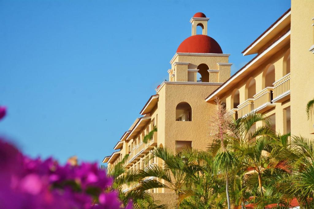 All Ritmo Cancun Resort & Waterpark viesnīcas arhitektūra ar sarkano kupolu.