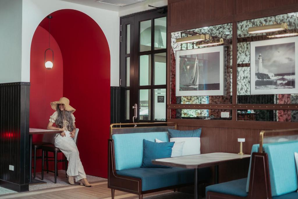Eleganta atpūtas zona Sugar Marina Nautical viesnīcā ar sarkanu akcentu un stilīgu interjeru.
