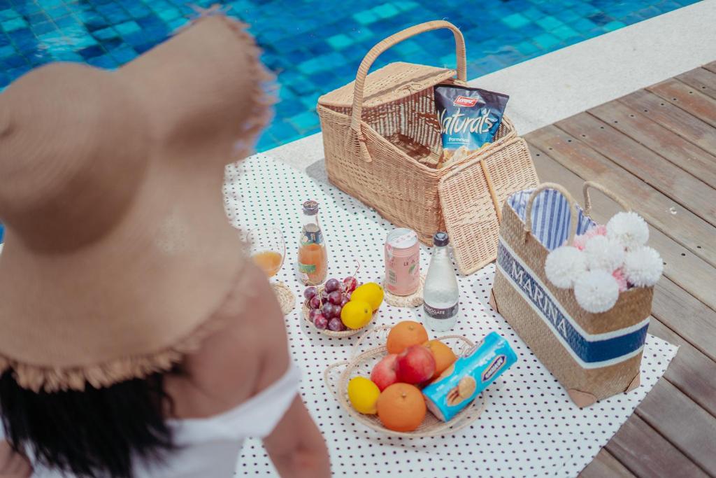 Piknika brīvdienas pie Sugar Marina Nautical viesnīcas pie baseina.