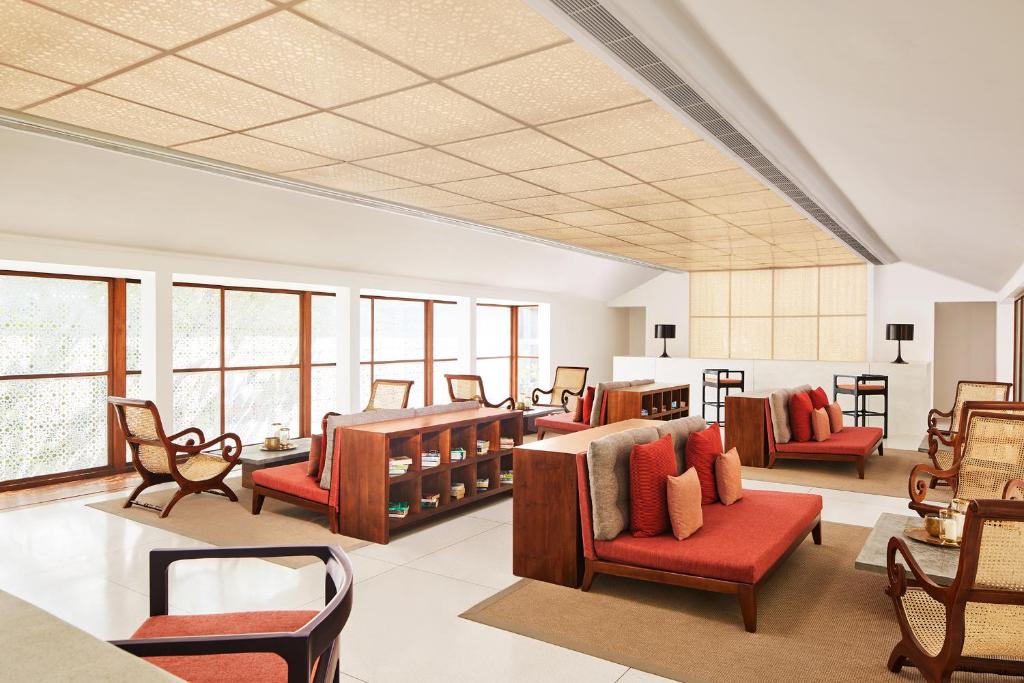 Mūsdienīgs interjers ar ērtām sēdvietām un lieliem logiem, kas piedāvā dabisku apgaismojumu. Siltas krāsas un koka elementi rada mājīgu atmosfēru.