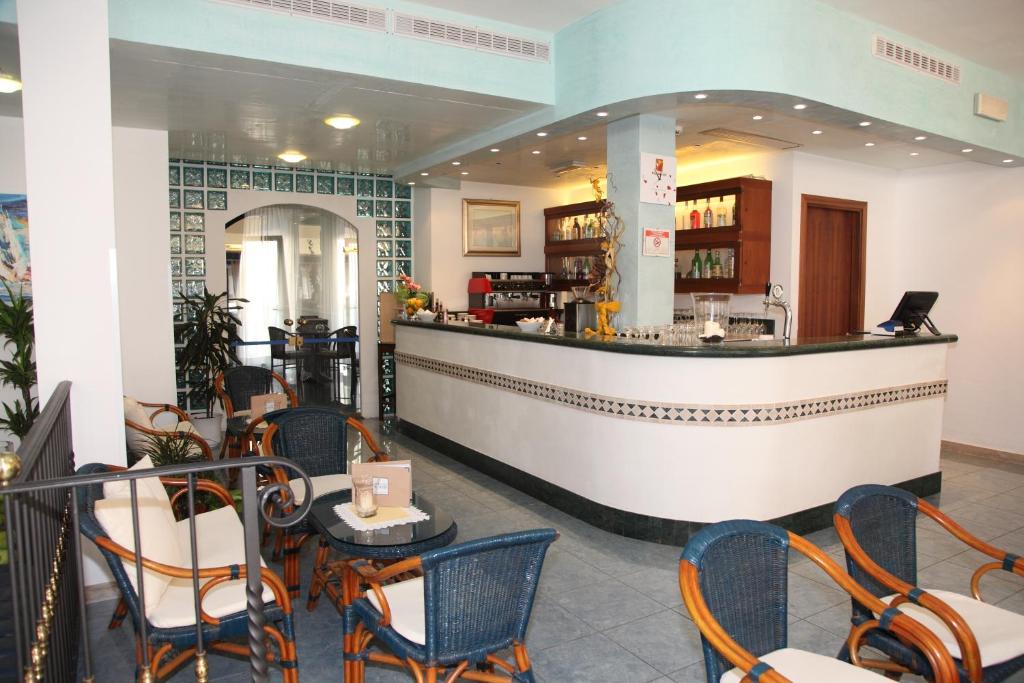 Moderns kafijas veikals ar elegantu interjeru, kurā ir koka mēbeles un akmens plāksnes. Bāra zona ir labi apgaismota, radot patīkamu atmosfēru.