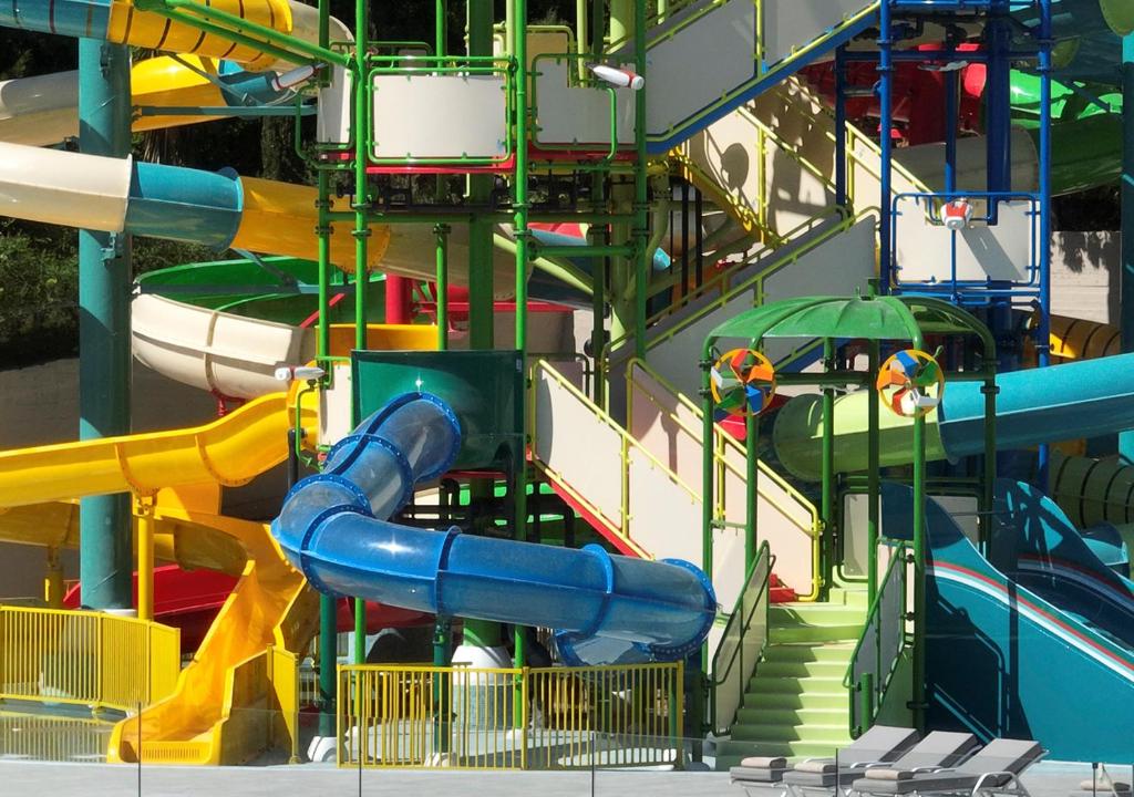 Ūdens slidkalniņu komplekss ar dažādu krāsu un formu slidkalniņiem, kā arī kāpnēm un rotaļlietu elementiem. Ideāli piemērots izklaidei un atpūtai karstā laikā.