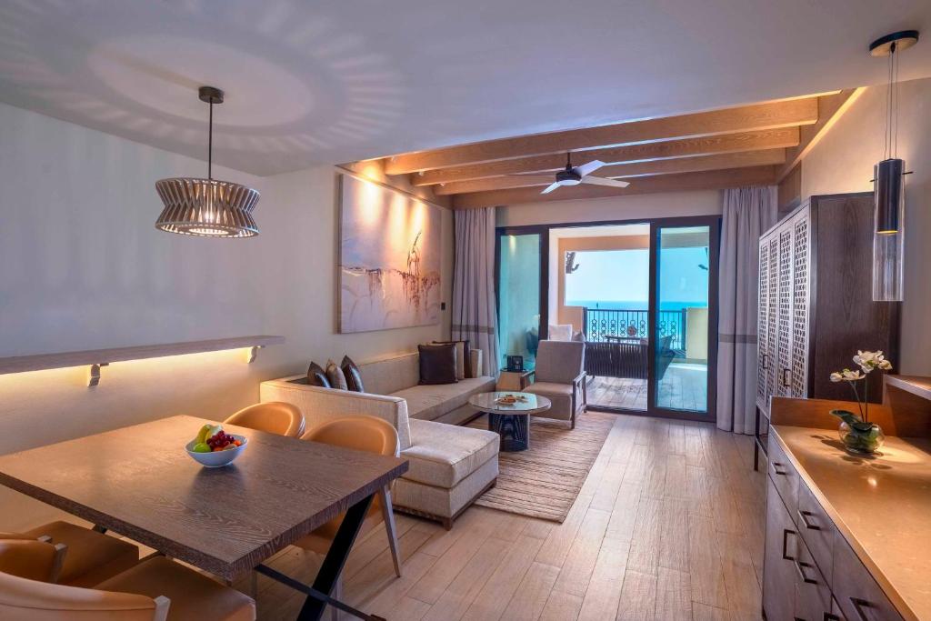 Mūsdienīgs viesnīcas numurs ar plašu atpūtas zonu, elegantu apgaismojumu un piekļuvi balkoniem ar skatu uz jūru. Interjers apvieno komfortu un stilu ar ērtu mēbeļu izvietojumu.