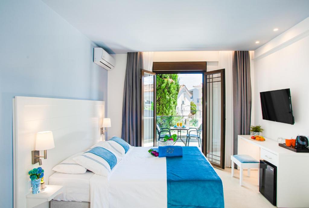 Mūsdienīga viesnīcas numura iekārtojums ar gaisīgu interjeru, divguļamo gultu un balkonu, no kura paveras skats uz ārpusi. Numurā ir televizors un mini ledusskapis, radot komfortablu atmosfēru.