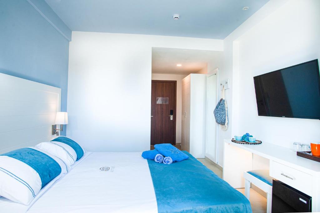 Mūsdienīgs viesnīcas numurs ar gaišām krāsām, ietilpīgu gultu un televizoru. Interjerā ir izmantoti zilie toņi, radot mierīgu atmosfēru.