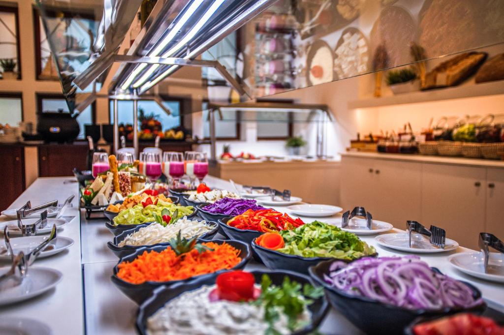 Bagātīgs salātu bārs ar krāsainām dārzeņu un augļu šķīvju izvēlēm, kā arī dzērienu staciju. Ideāls veselīgām maltītēm un svinībām.