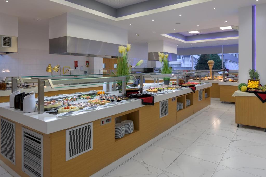 Mūsdienīga viesnīcas bufete ar plašu ēdienu izvēli, ieskaitot augļus un deserts. Gaismas atmosfēra un elegants interjers.