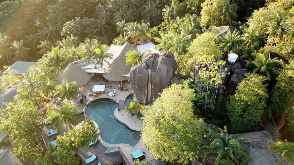 Tropisks kūrorts ar peldbaseinu, apkārt apstādīti ar palmām un zaļumiem. Ideāla vieta relaksācijai un atpūtai.