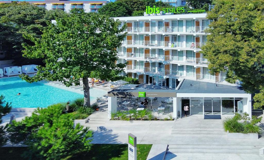 Mūsdienīga viesnīca "ibis Styles" ar baseinu un terasi, kas ieskauta zaļumiem. Ideāla vieta atpūtai un relaksācijai.