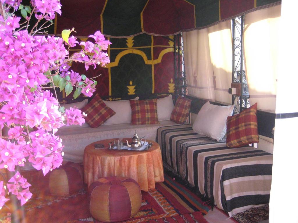 Skaista, krāsaina telpa ar komfortablām sēdvietām, ko rotā spilveni un paklāji, kā arī ziedi. Ideāla vieta relaksācijai un sarunām.