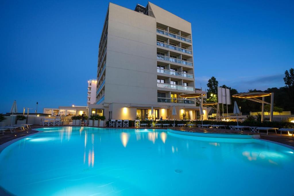 Mūsdienīga viesnīca ar baseinu, kas apgaismots nakts laikā, radot relaksējošu atmosfēru. Apkārt viesnīcai ir zaļš apstādījums un atpūtas zonas.