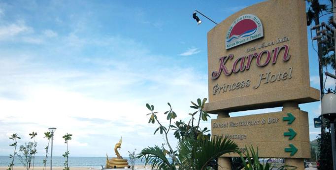 Karon Princess Hotel zīme ar skatu uz pludmali un jūru, apzaļumots apkārtējais teritorija.