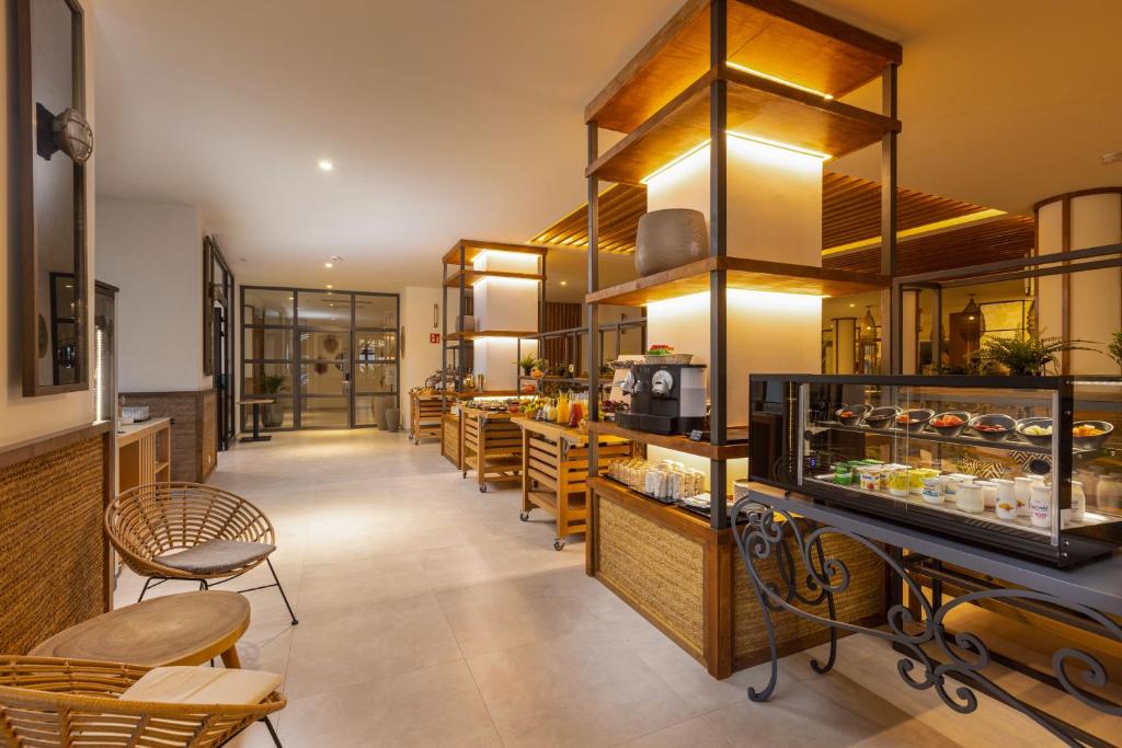 Moderns brokastu restorāns ar elegantu interjeru un plašu ēdienu izvēli. Gaisma un koka elementi rada siltu atmosfēru.