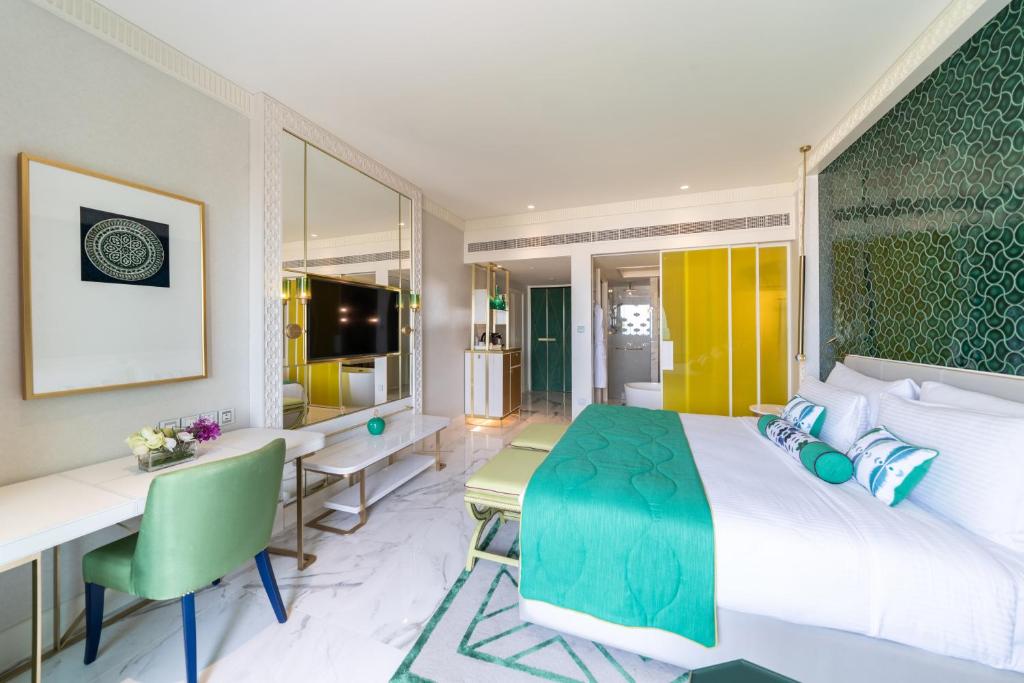 Mūsdienīgs viesnīcas numurs ar zaļiem un dzelteniem akcentiem, ietilpst gulta, rakstāmgalds un liels televizors, kā arī pieejama vannas istaba. Rūpīgi izstrādāta interjera dizains rada patīkamu un ērtu atmosfēru.