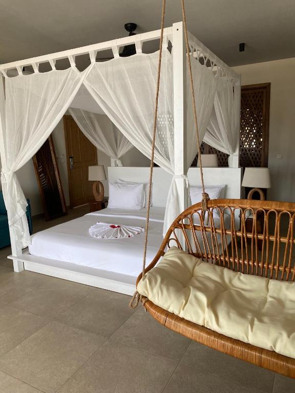 Elegants numurs ar baldahīnu TOA Hotel & Spa