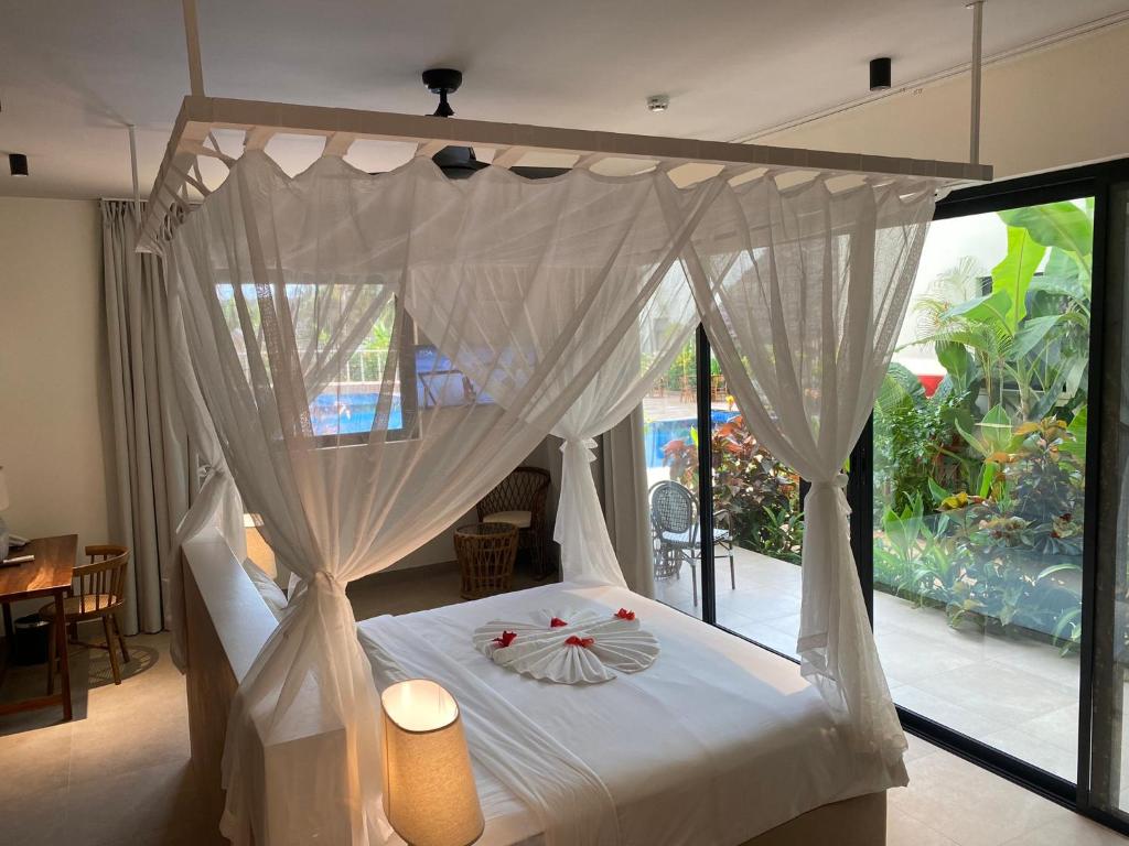 Elegants numurs ar baldahīnu, TOA Hotel & Spa.