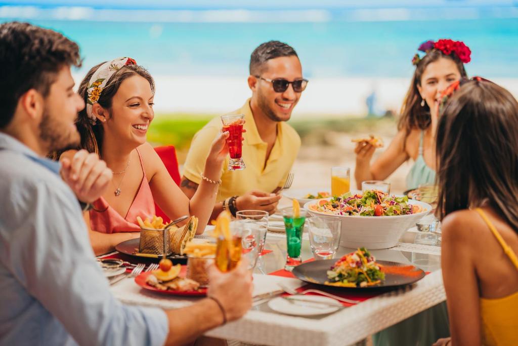 Viesi bauda maltīti pie Tamassa Bel Ombre pludmales restorāna