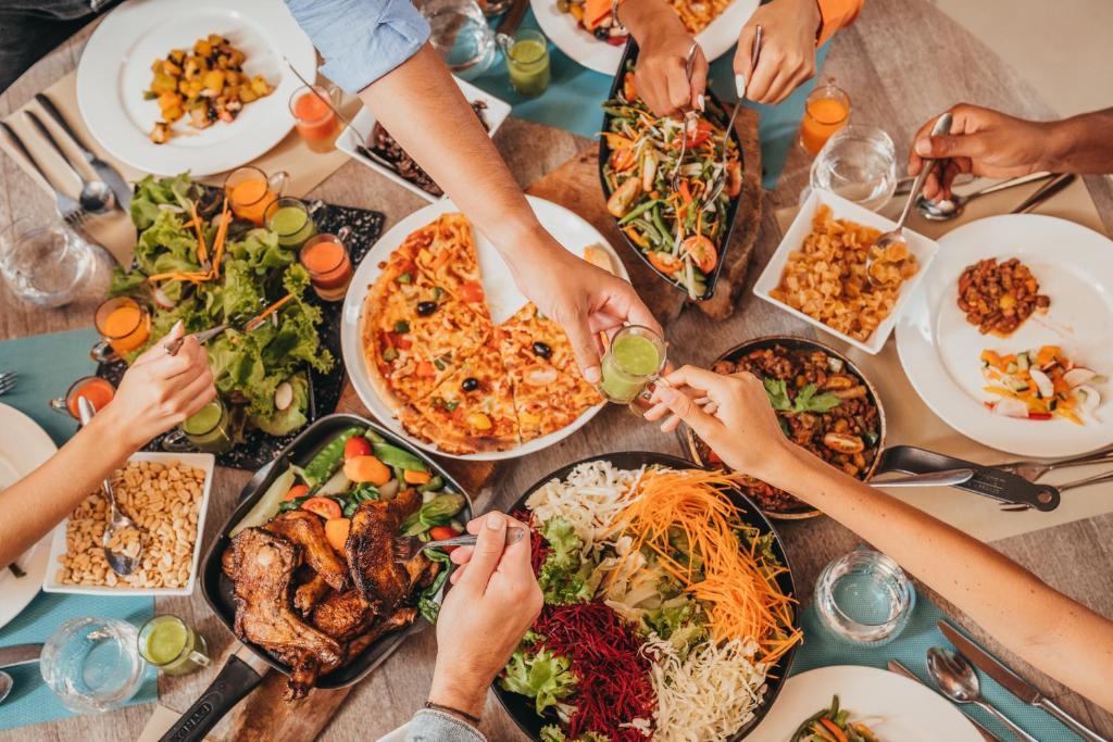 Viesnīcas Tamassa Bel Ombre gardā maltīte ar dažādām uzkodām un dzērieniem