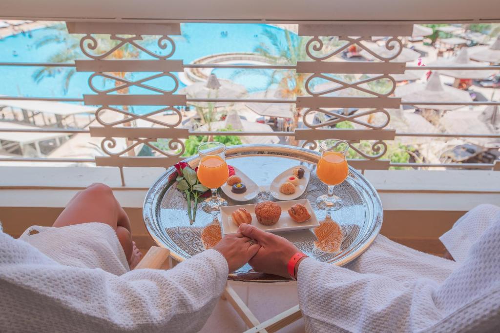 Pāris baudot dzērienus un našķus Sindbad Club balkona terasē.