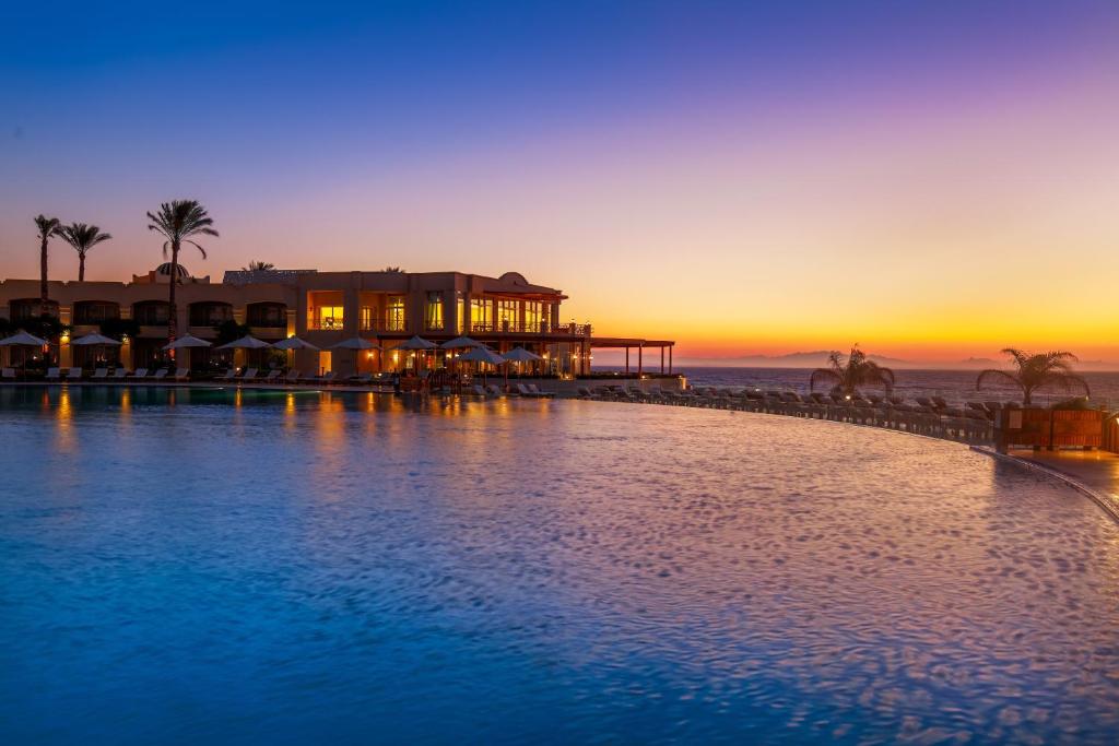 Cleopatra Luxury Resort piekrastes baseins ar saulrietu