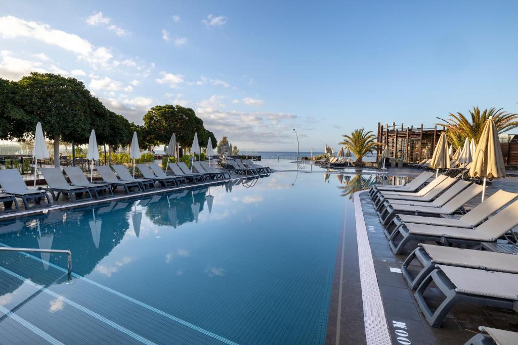 Lielisks baseins ar guļamkrēsliem, apzaļumotu teritoriju un skatu uz jūru, radot relaksējošu atmosfēru. Ideāla vieta atpūtai un atjaunošanai.