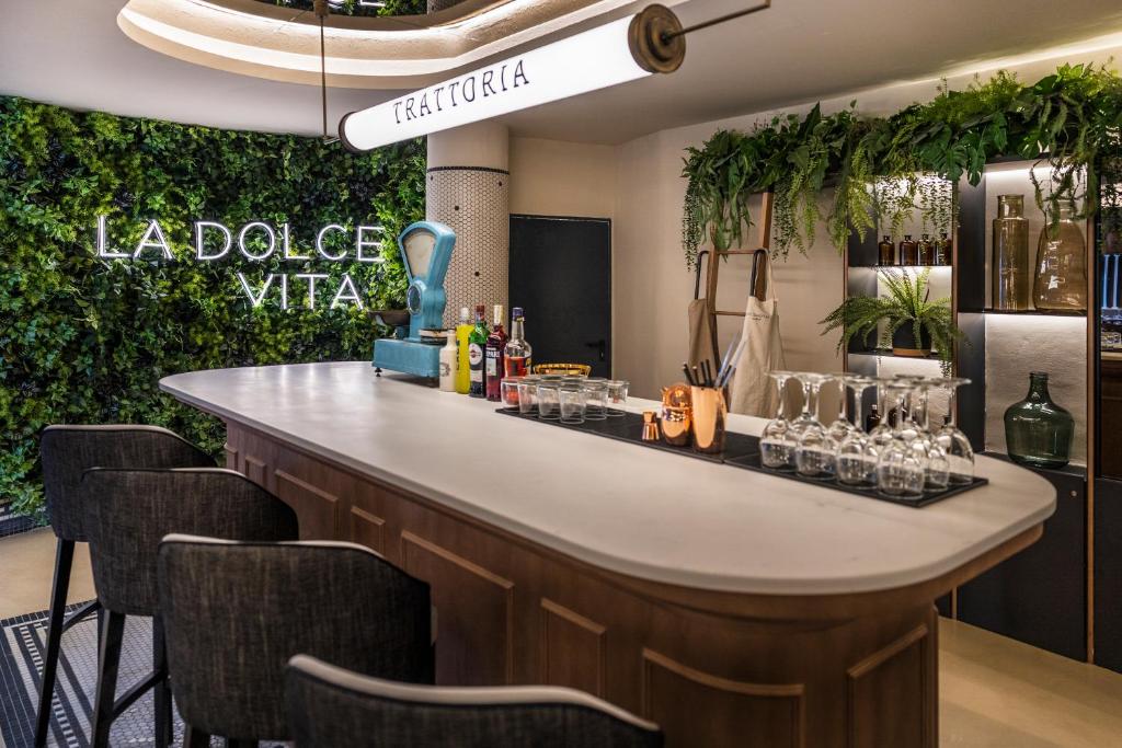 Moderns bārs ar zāļu apdari un zīmolu 