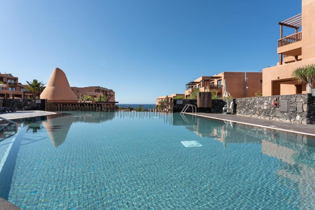 Baseins ar skaidru ūdeni, apkārt esošas viesnīcas un saulaina debesis. Ideāla vieta atpūtai pie jūras.