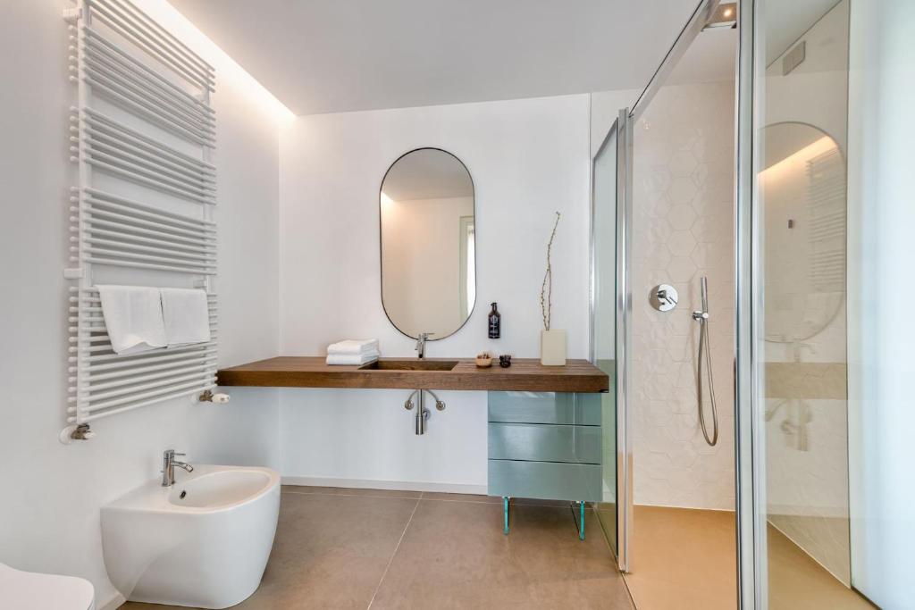 Mūsdienīga vannas istaba ar koka izlietni un dušu