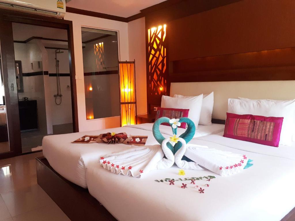 Divguļamais numurs Chivatara Resort Bangtao ar elegantiem dekoriem un gaismu.