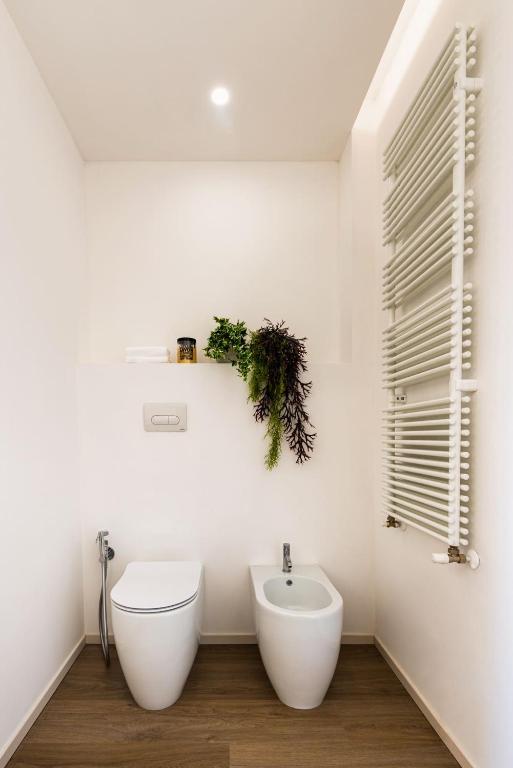 Moderns vannas istabas interjers ar tualeti un bidē.