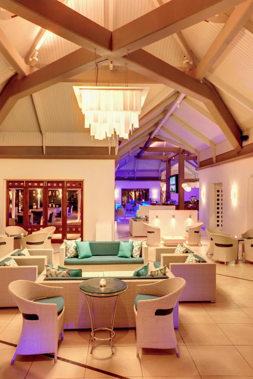 Moderns un elegants viesnīcas Tamassa Bel Ombre interjers ar komfortablu sēdvietu zonu.