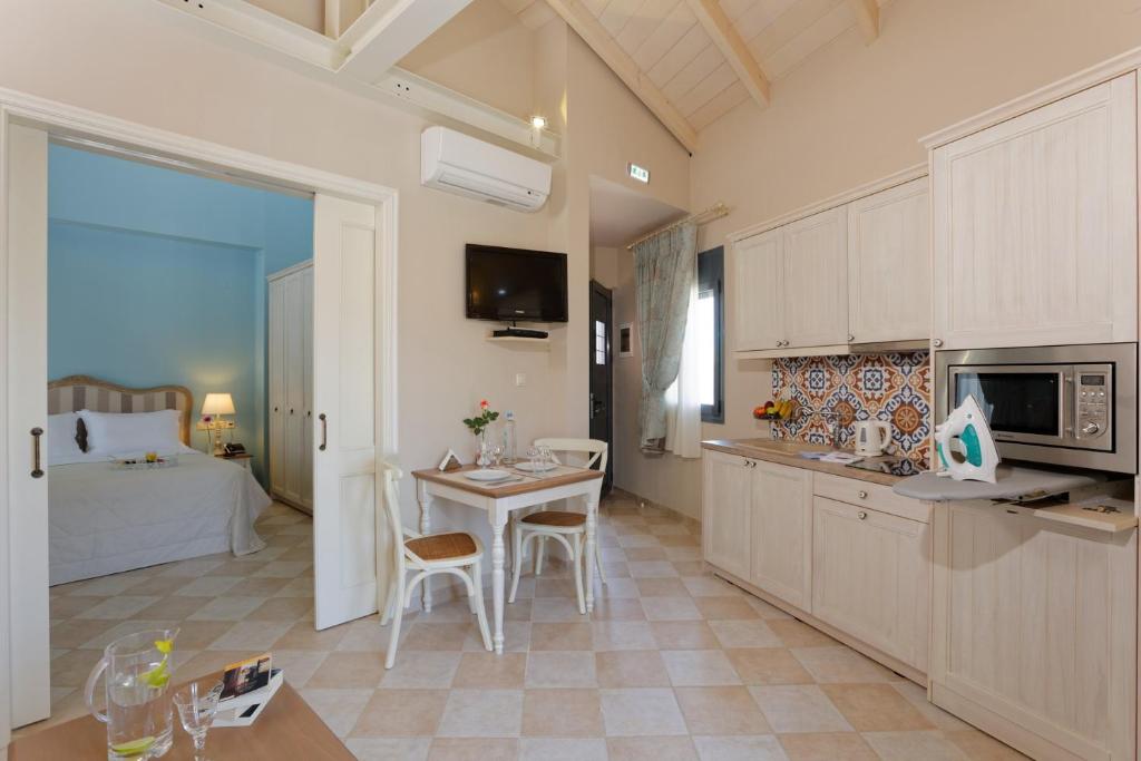 Mūsdienīgs viesnīcas numurs ar atvērtu plānojumu, kas ietver guļamistabu, virtuvīti un ēdamzonu. Interjerā dominē gaišas krāsas un koka elementi, radot mājīgu atmosfēru.