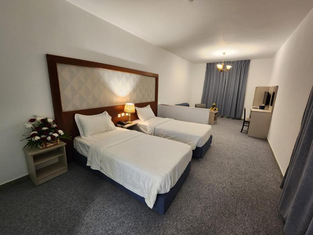 Mūsdienīgs viesnīcas numurs ar divām atsevišķām gultām, siltu apgaismojumu un mīkstu paklāju. Numurā ir arī televizors, ērtas mēbeles un dekoratīvas puķes.