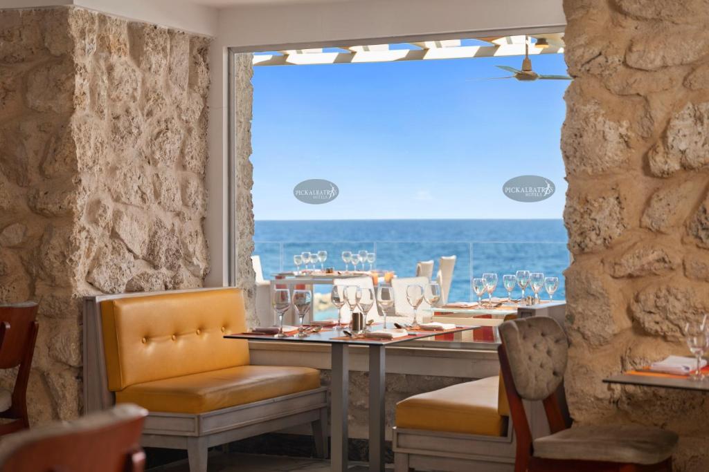 Skats uz jūru no restorāna Pickalbatros Citadel Resort ar komfortablām mēbelēm.