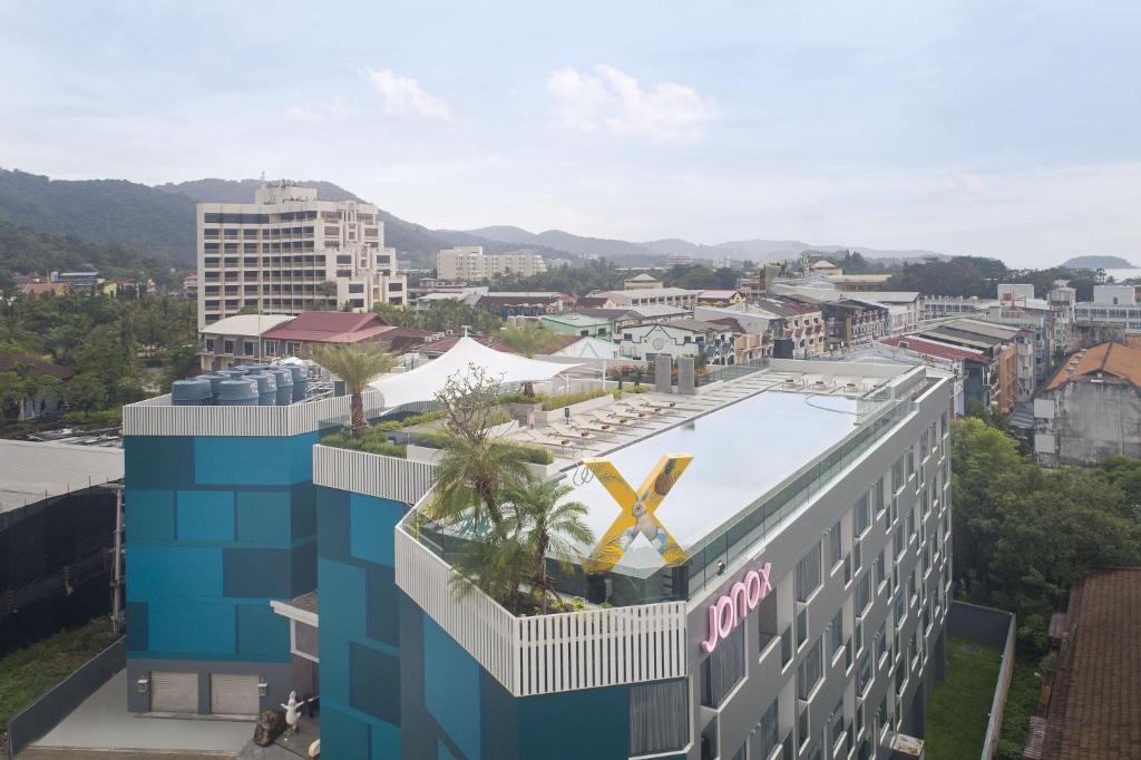 Jono X Phuket Karon viesnīca ar panorāmas baseinu un apkārtējo pilsētu