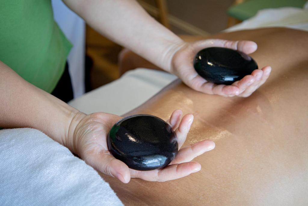 Masāža ar karstajiem akmeņiem viesnīcā Panan Krabi Resort