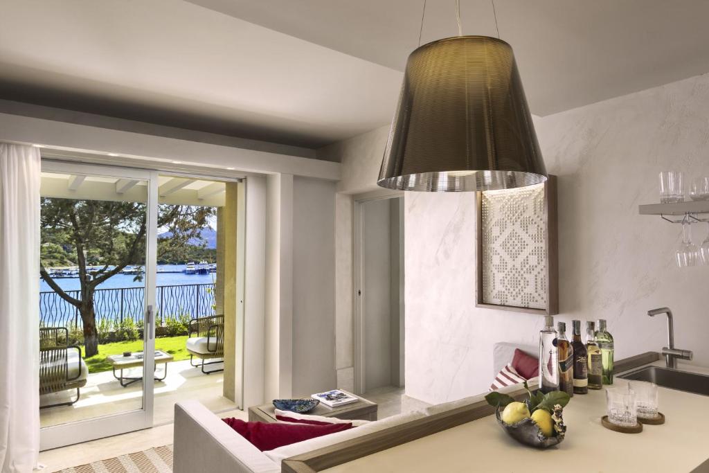 7 Pines Resort Sardinia numurs ar skatu uz jūru