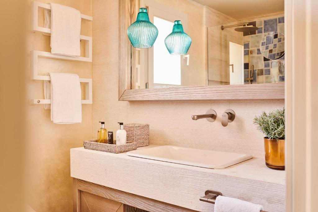 Elegants vannasistabas interjers 7 Pines Resort Sardinia