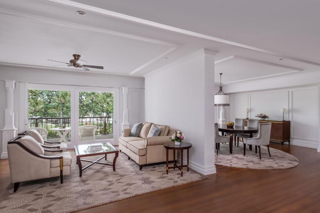 Mūsdienīga un eleganta viesistaba ar ēdamzonu, kas piedāvā plašas skatu uz dārzu. Interjerā ir gaismas krāsas, stilīgas mēbeles un lieli logi, kas nodrošina dabīgu apgaismojumu.