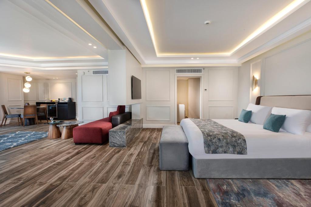 Elegants numurs V Hotel Sharm El Shiekh ar koka grīdu un moderniem akcentiem.