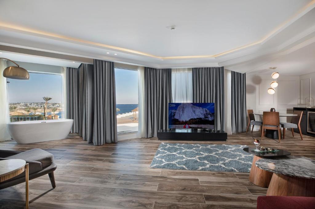 V Hotel Sharm El Shiekh luksusa numurs ar skatu uz jūru.