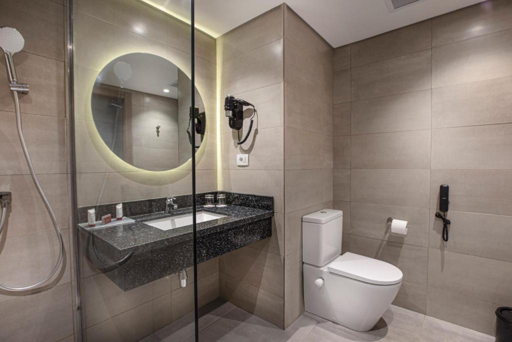 Stilīga vannas istaba V Hotel Sharm El Shiekh ar modernām ērtībām.